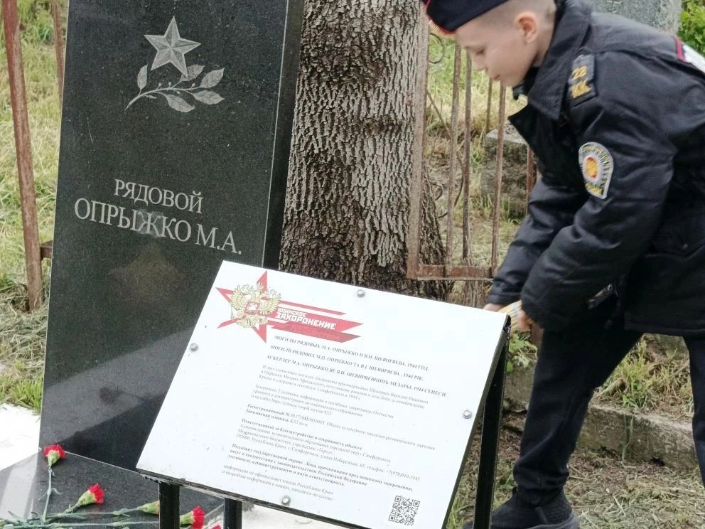 📍 Обучающиеся школы провели уборку воинских захоронений. В рамках патриотического воспитания и сохра