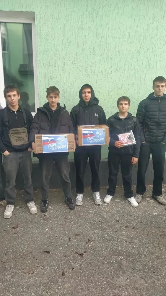 📍 В 8 «Б» классе прошёл «Урок мужества» с участием волонтёра группы «Жуки» — Станислава Викторовича 