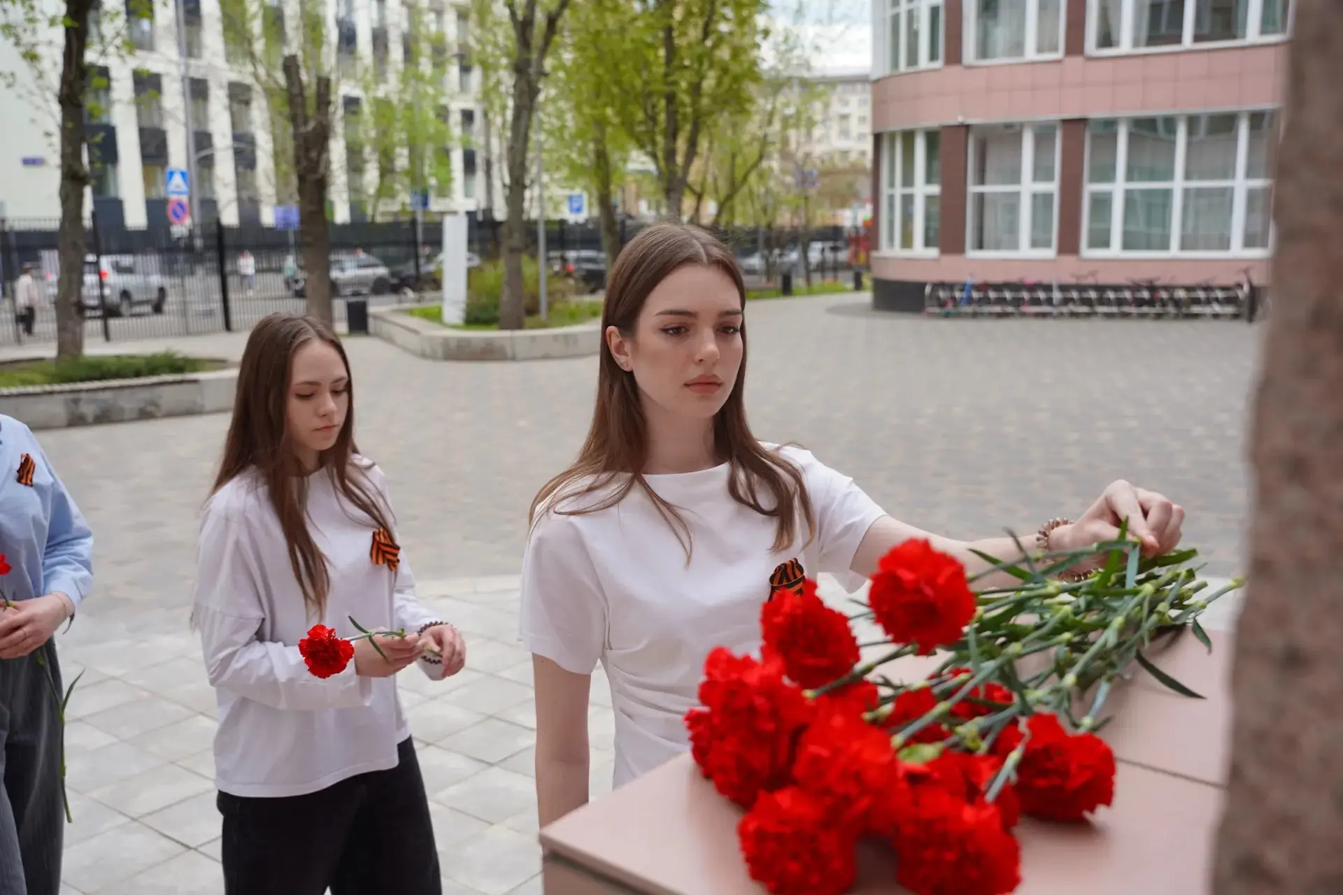 🌺 Патриотическая акция «Красные гвоздики»  Сегодня у Мемориальной доски, хранящей память о событиях 