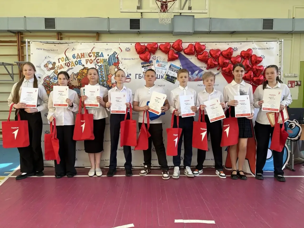 🏆 Подводим итоги учебного года  В нашей школе прошли торжественные линейки, посвящённые завершению 2