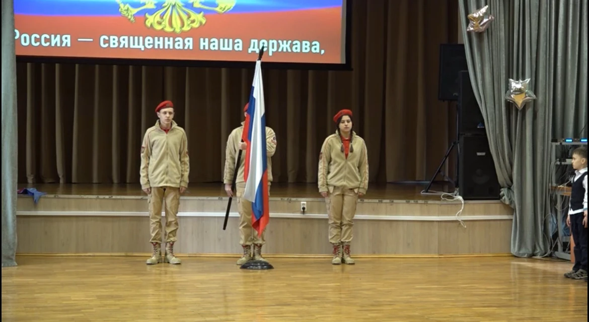 🇷🇺 ТОРЖЕСТВЕННОЕ ПОДНЯТИЕ ФЛАГА  В понедельник прошло традиционное торжественное поднятие флага Росс