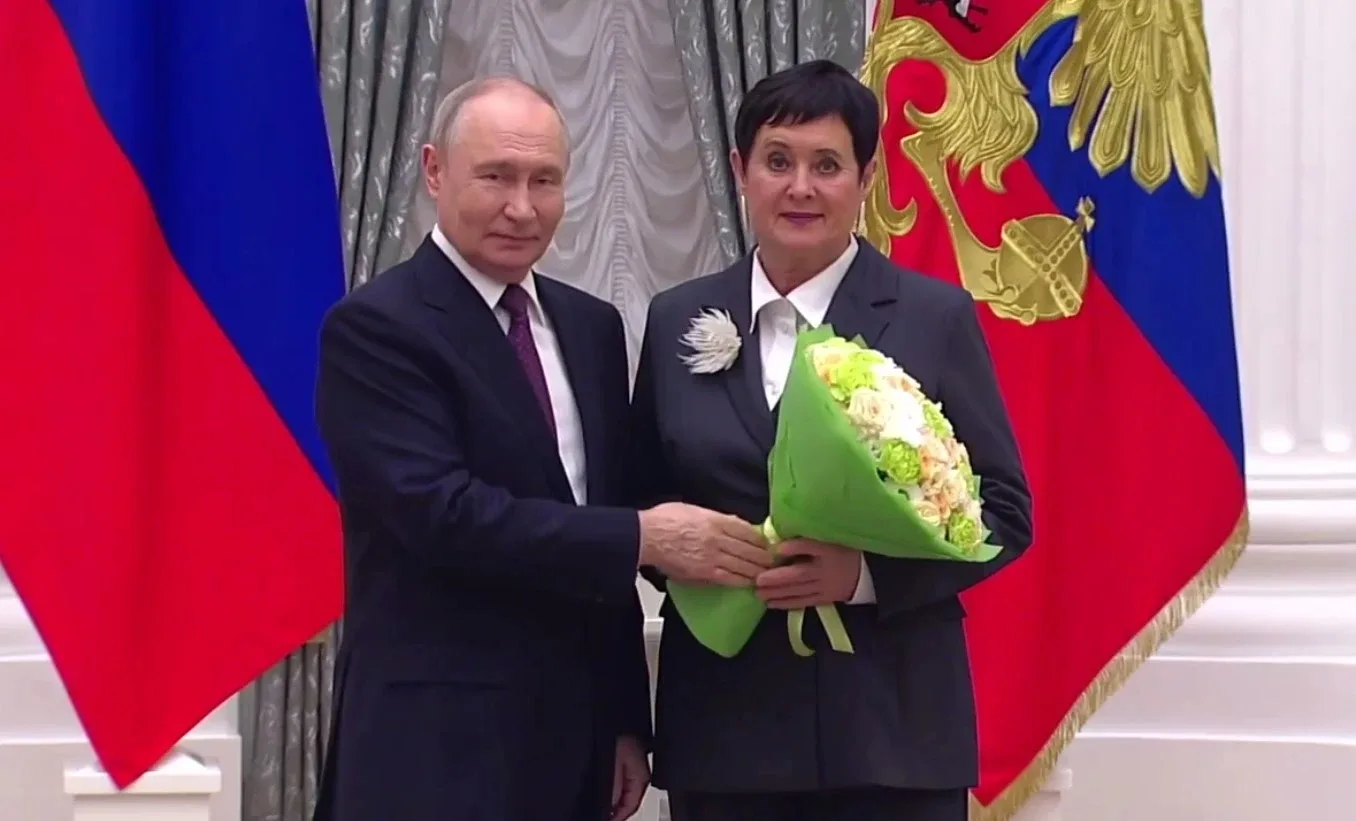 🏅 Путин наградил ростовскую учительницу, воспитавшую Героя России