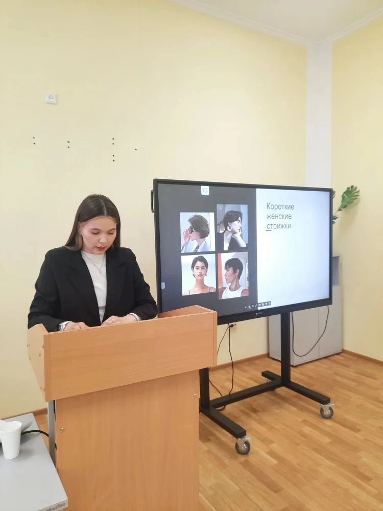 Студенты третьего и четвертого курса, обучающиеся по специальностям «Технологии индустр...