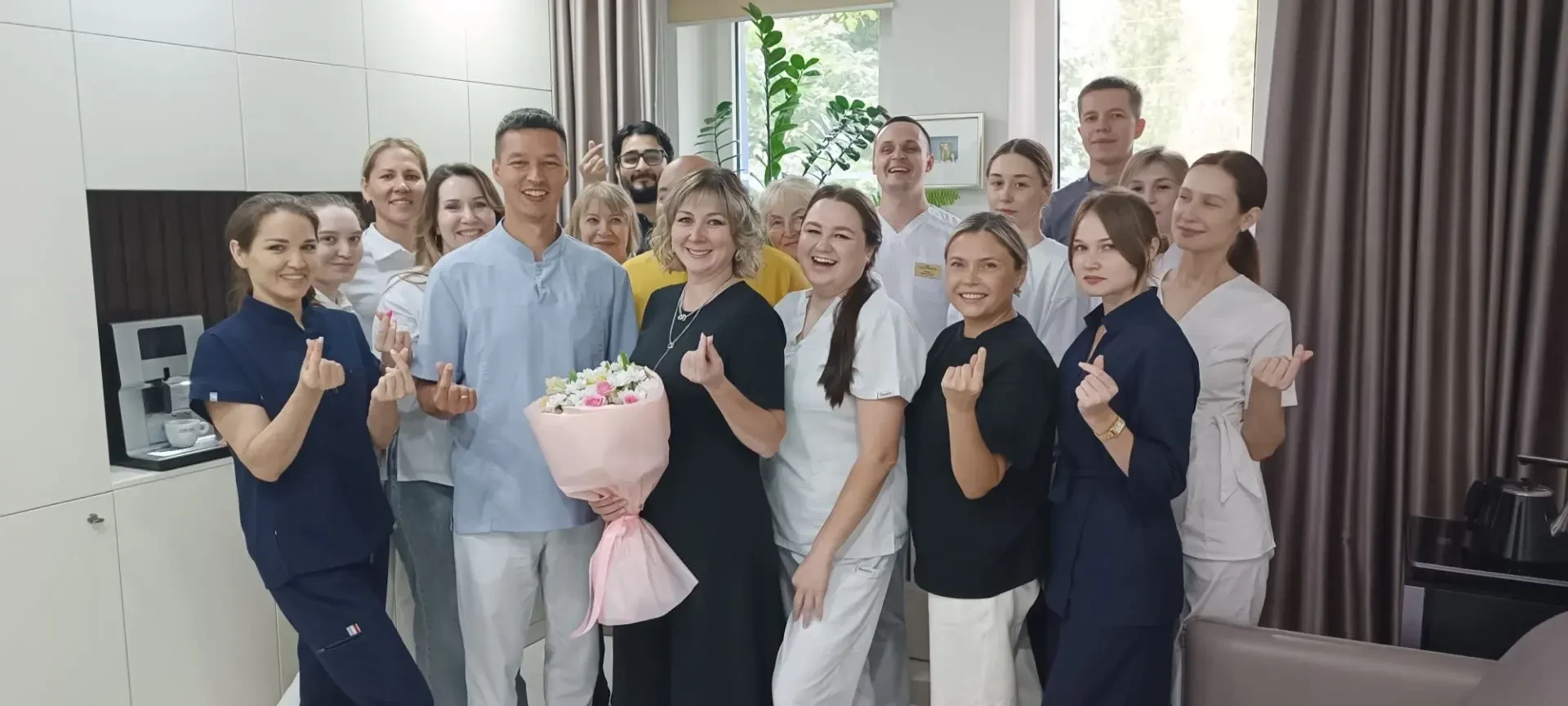 18 августа в Клинике золотых сердец «ДЕНТ-АУРУМ» поздравили с днём рождения АЛЕКСЕЕВУ Т...