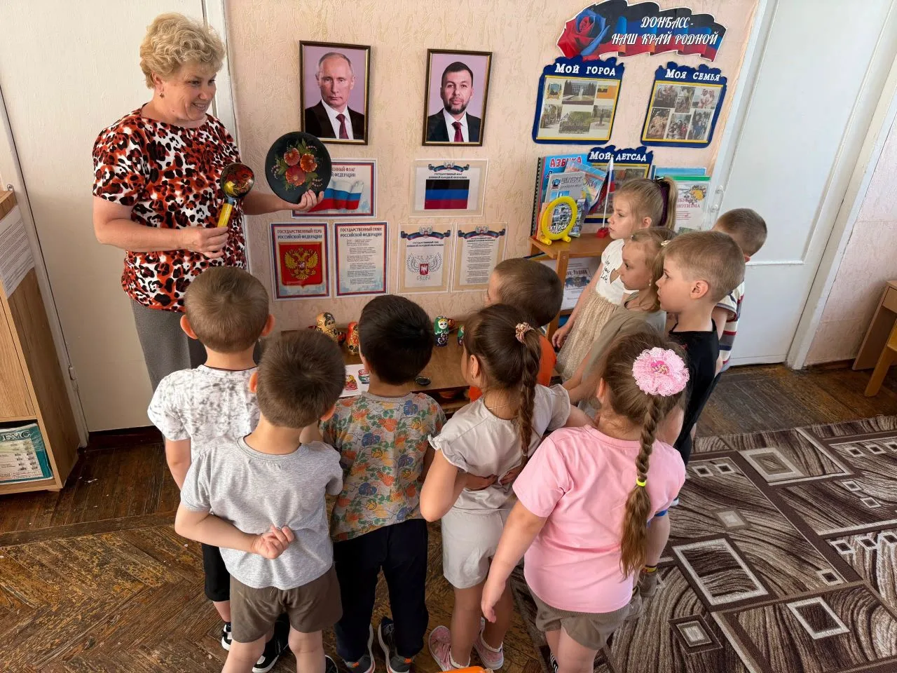 Нет края на свете красивей,
Нет Родины в мире светлей!
Россия, Россия, Россия, –
Что может быть серд