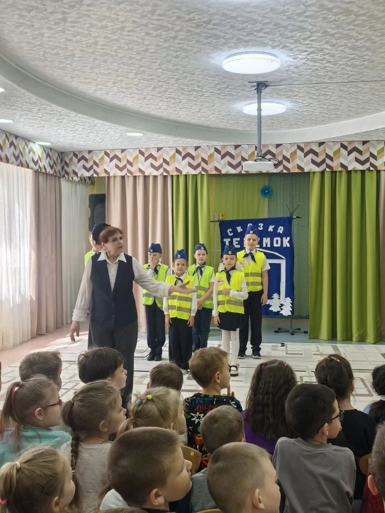 Даже в младшем дошкольном возрасте ребёнок может усвоить базовые понятия: что такое дорога и каково 