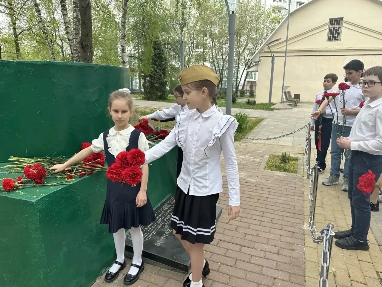 🕯️ 9 мая. День, который помнит каждое сердце.  📍Новаторов, 34к1  💫 8 мая в нашем корпусе прошли торж