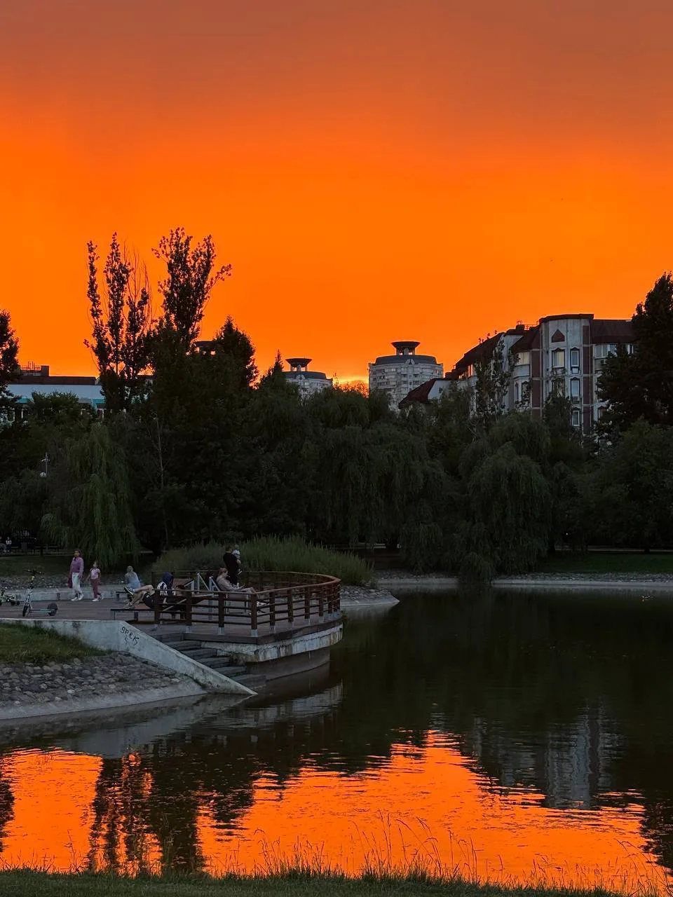 🌇Золотой закат и радуга окрасили небо над столицей