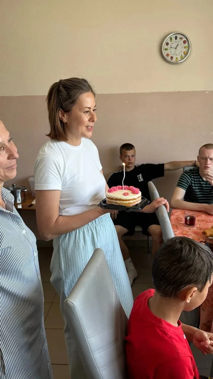 Сегодня  в Островском детском доме праздник — день рождения Саши, ей исполнилось 14 лет! Рядом с ней