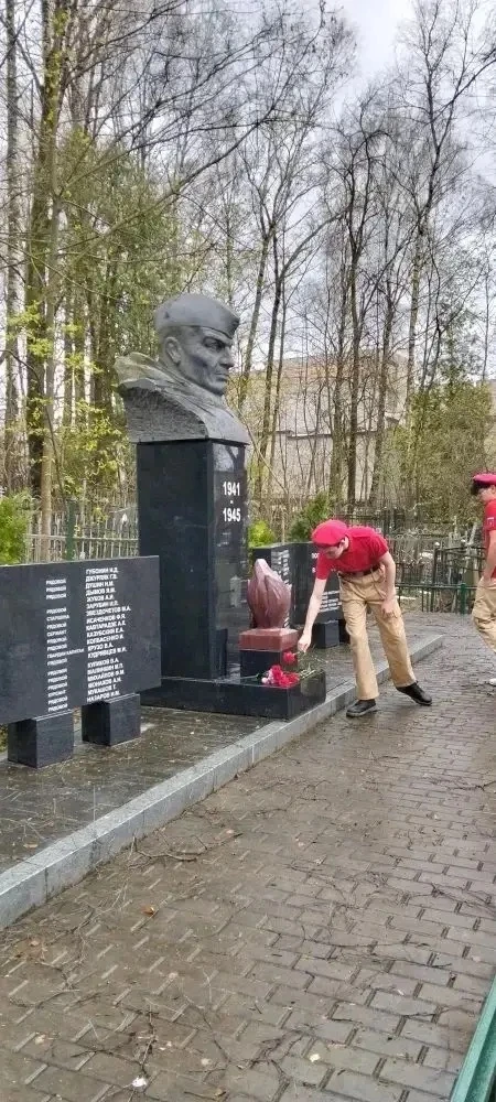 В рамках акции «Я помню» юнармейцы нашего отряда «Барс» посетили монумент на братской могиле мкр. Те