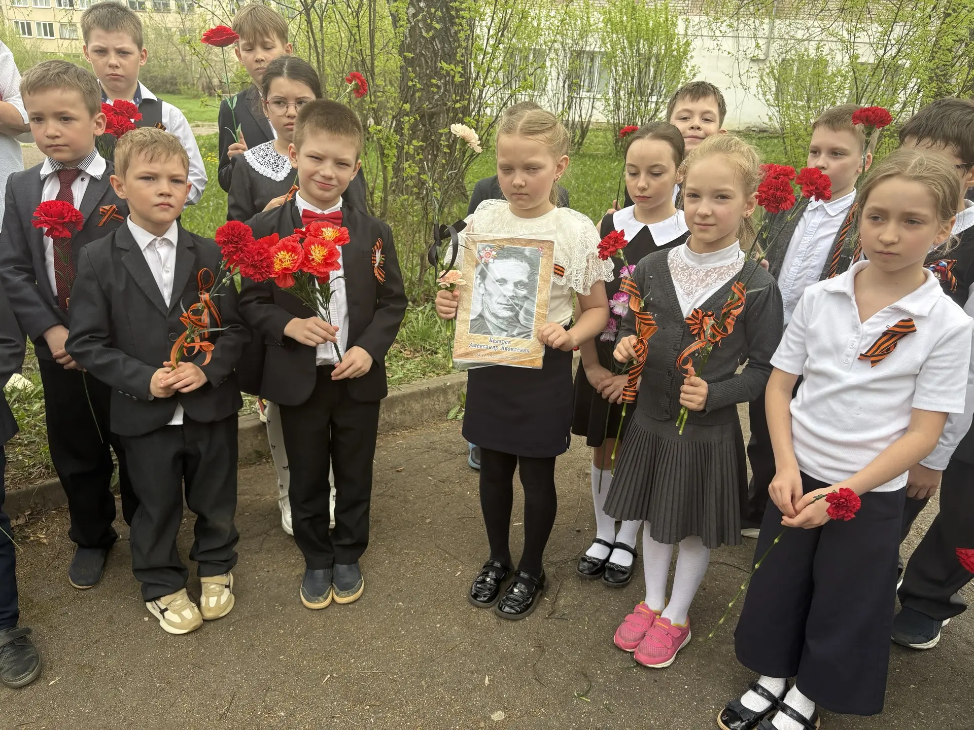 Помним. Гордимся. Благодарим. 🇷🇺  6 мая в школе №8 Костромы прошли торжественные линейки у памятника