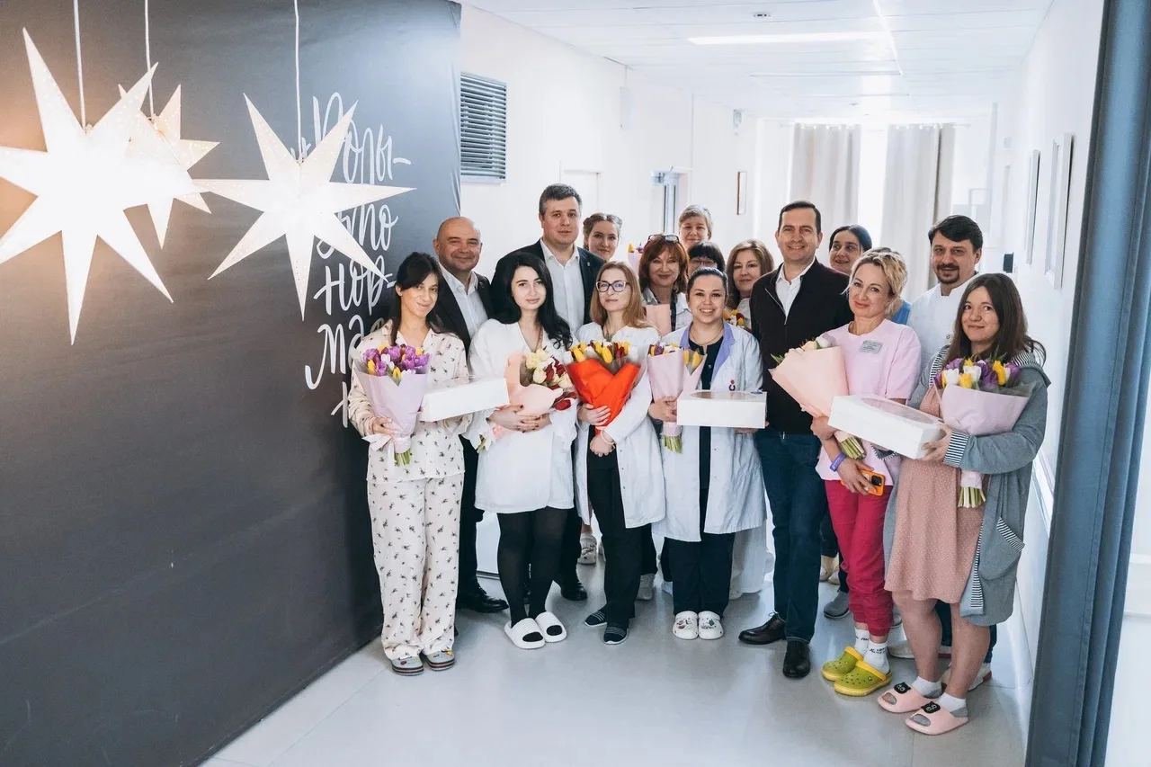 Сотрудниц нашего перинатального центра, которые каждый день помогают появляться на свет...