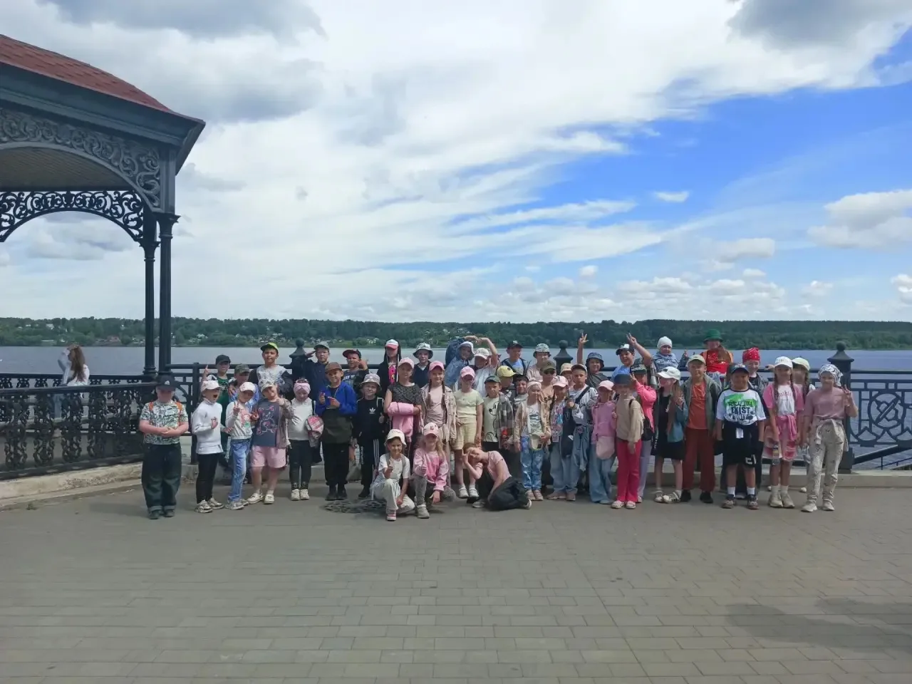 🎉 Вот и подошёл к концу месяц в лагере дневного пребывания! 🎉

Вчера ребята гуляли по бульвару и к