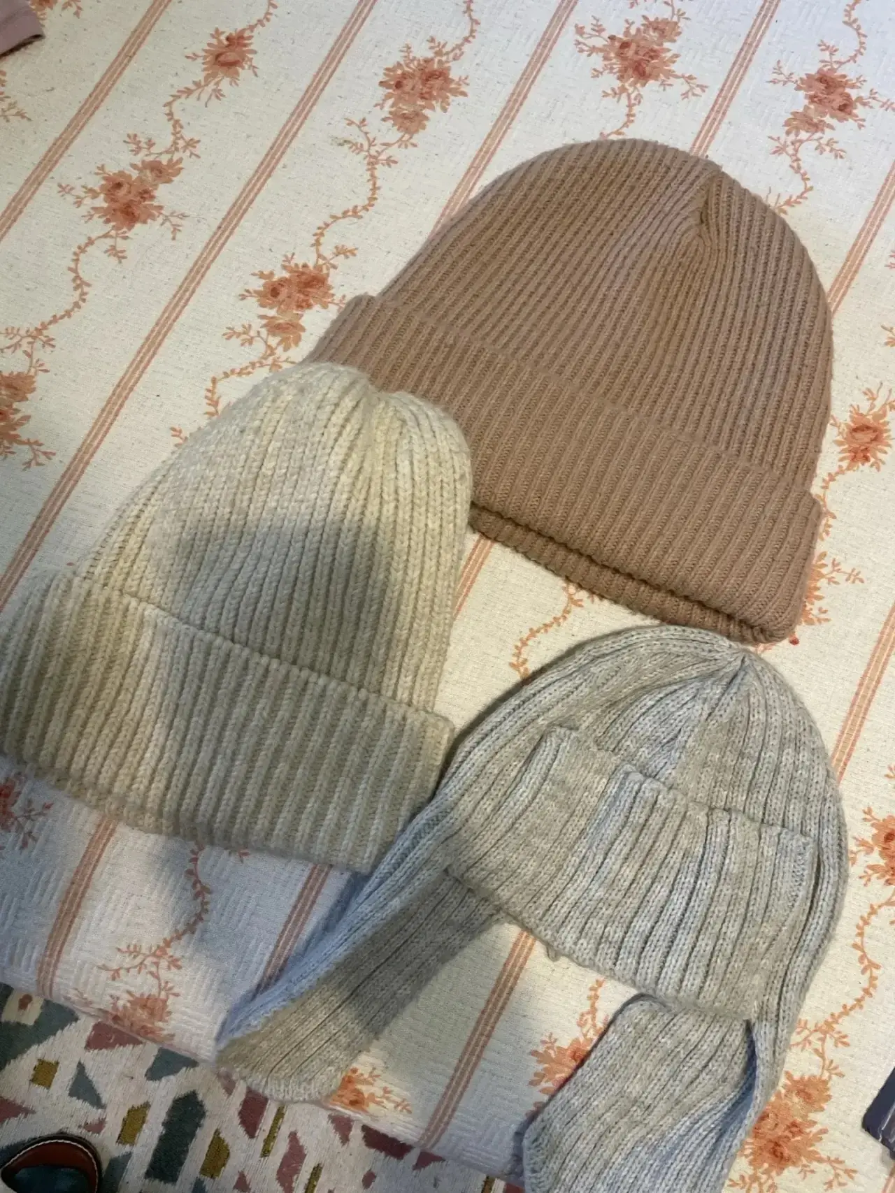 Шапки две женские