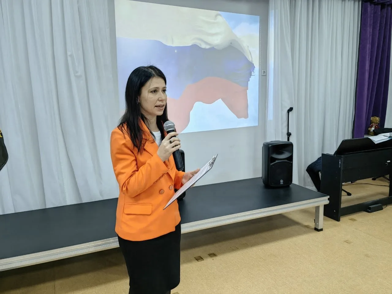 🇷🇺 По традиции новую учебную неделю начинаем с исполнения гимна РФ и торжественного караула возле фл