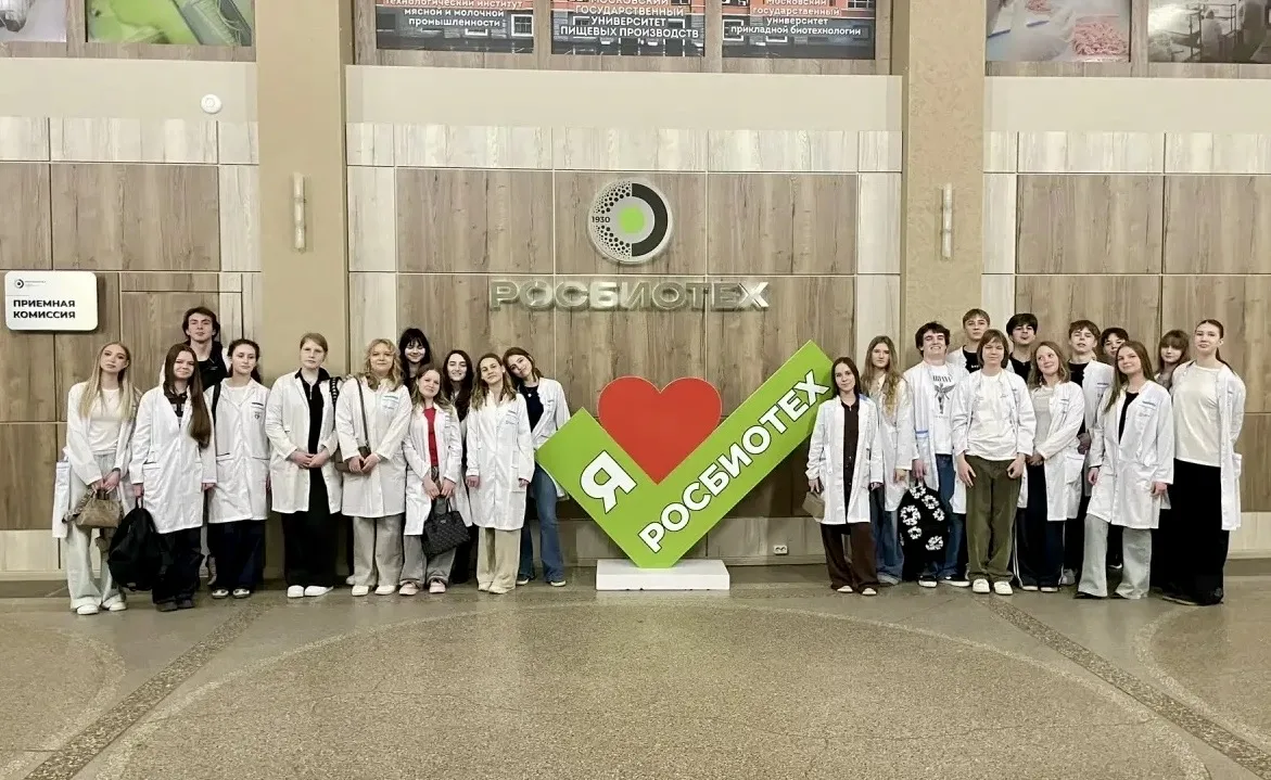 Увлекательные каникулы 🔥  👩‍⚕️ Наши юные врачи посетили лекции и мастер-классы в РОСБИОТЕХе  🔬 Ребят