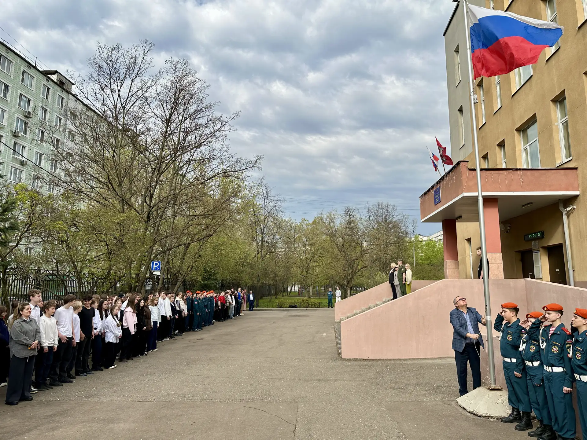 🇷🇺 Новая учебная неделя в нашей школе началась с торжественной церемонии поднятия флага и исполнения