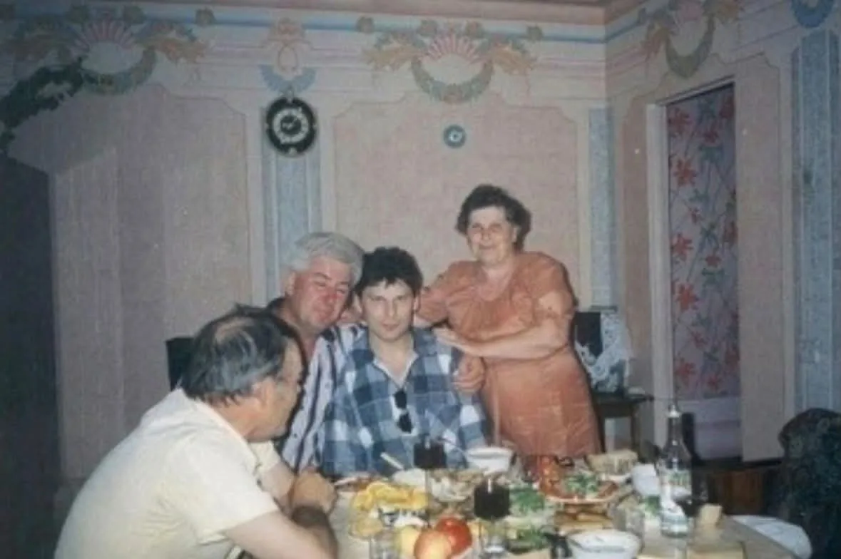 Юрий Хой с родителями в домашней обстановке. Воронеж, начало 90-х.