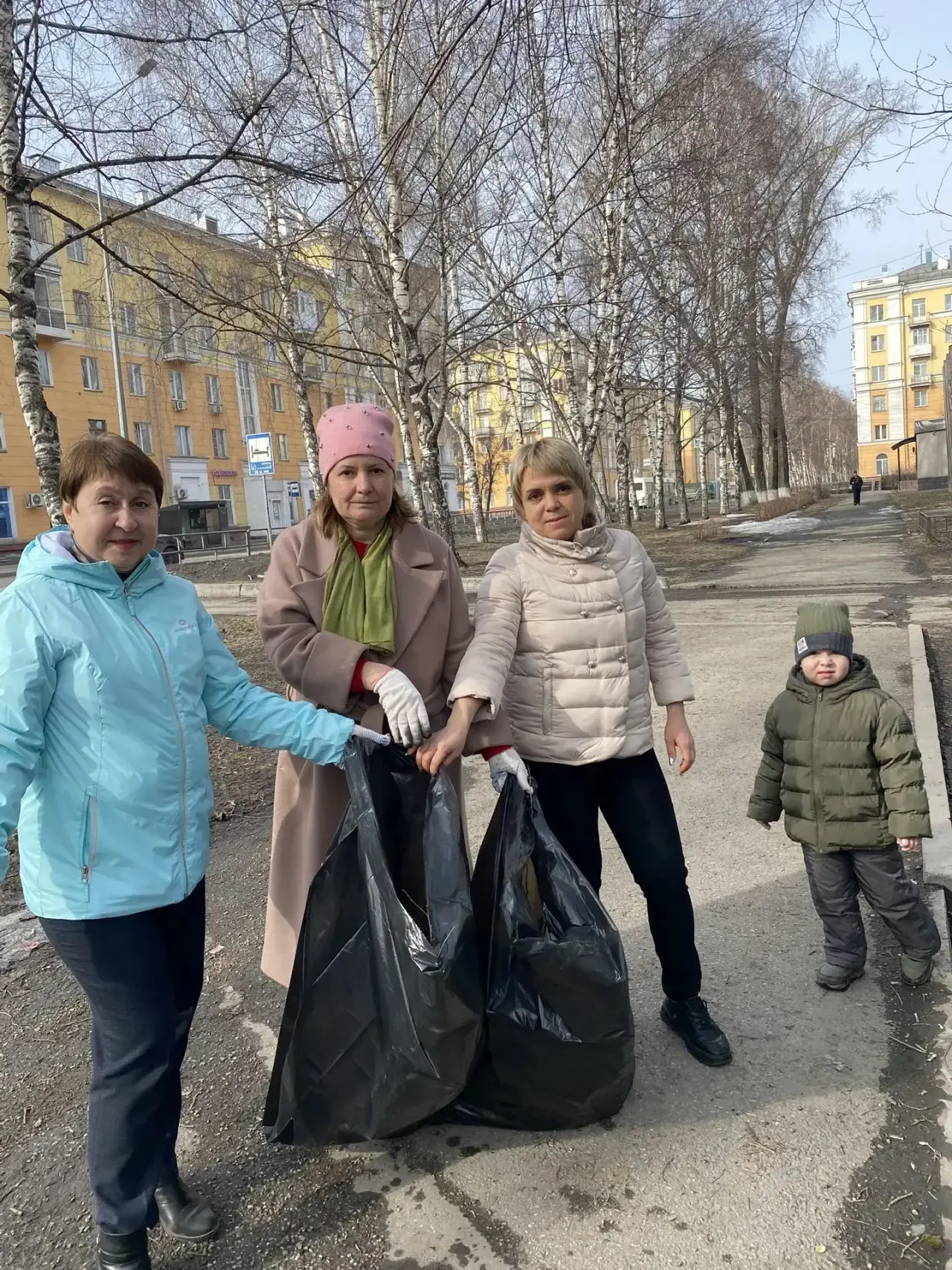 Чистота начинается с нас! 🌿  Несмотря на переменчивую погоду, всё это время на территории кипела раб