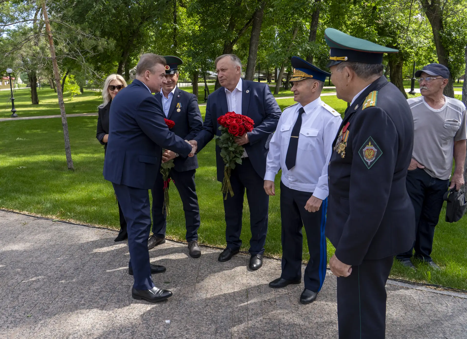 Пограничники и ветераны службы возложили цветы к Вечному огню в Оренбурге