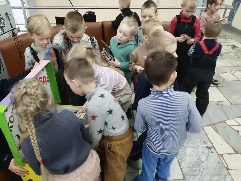 Воспитанники старшей группы «Непоседы» вместе с воспитателем Копцевой Е.А. посетили библиотеку им. А