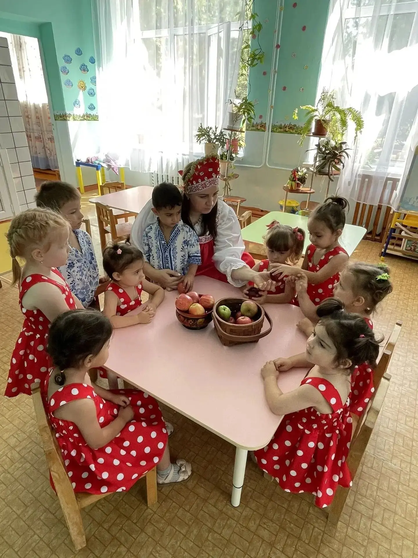 Цель Яблочного Спаса в детском саду — подарить детям яркий праздник урожая, тепла и доб...