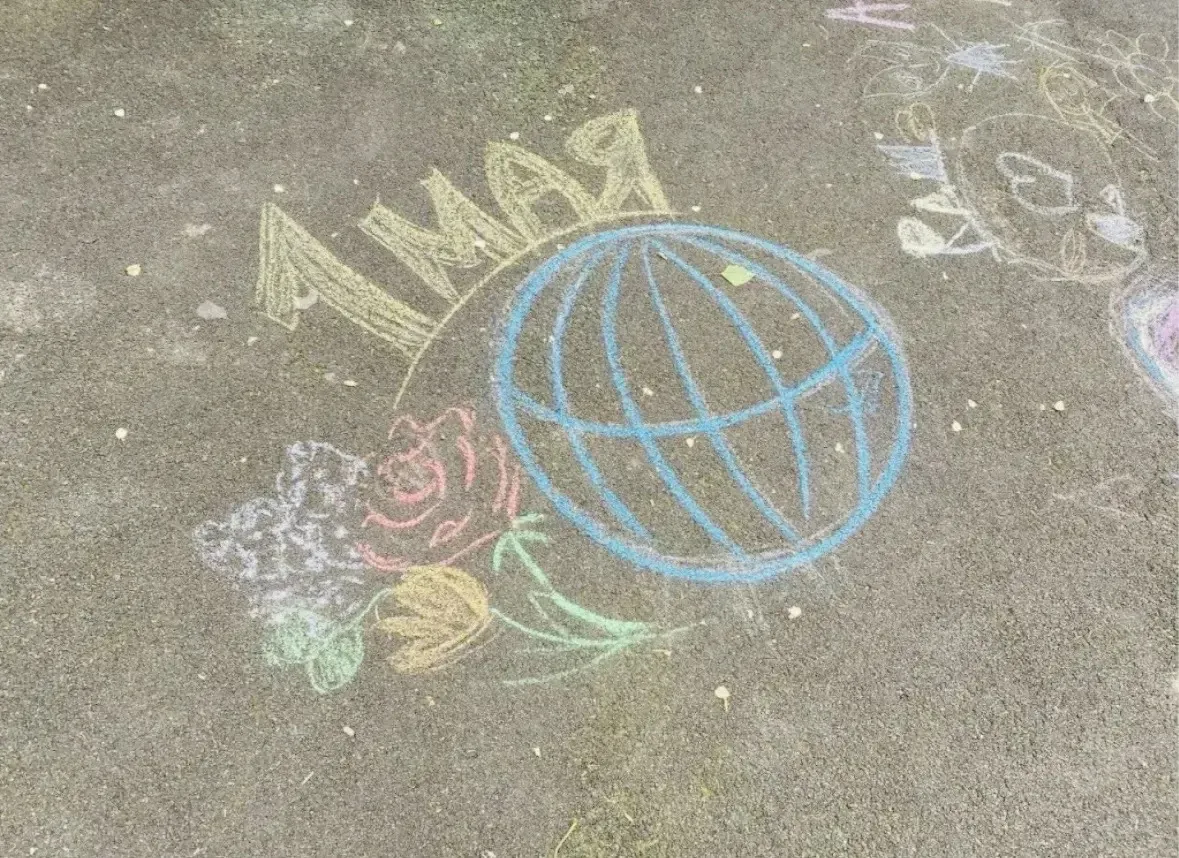 🎨 "Май шагает по планете"! 🌍   Обучающиеся начальной школы гимназии отметили приближение Дня Весны и