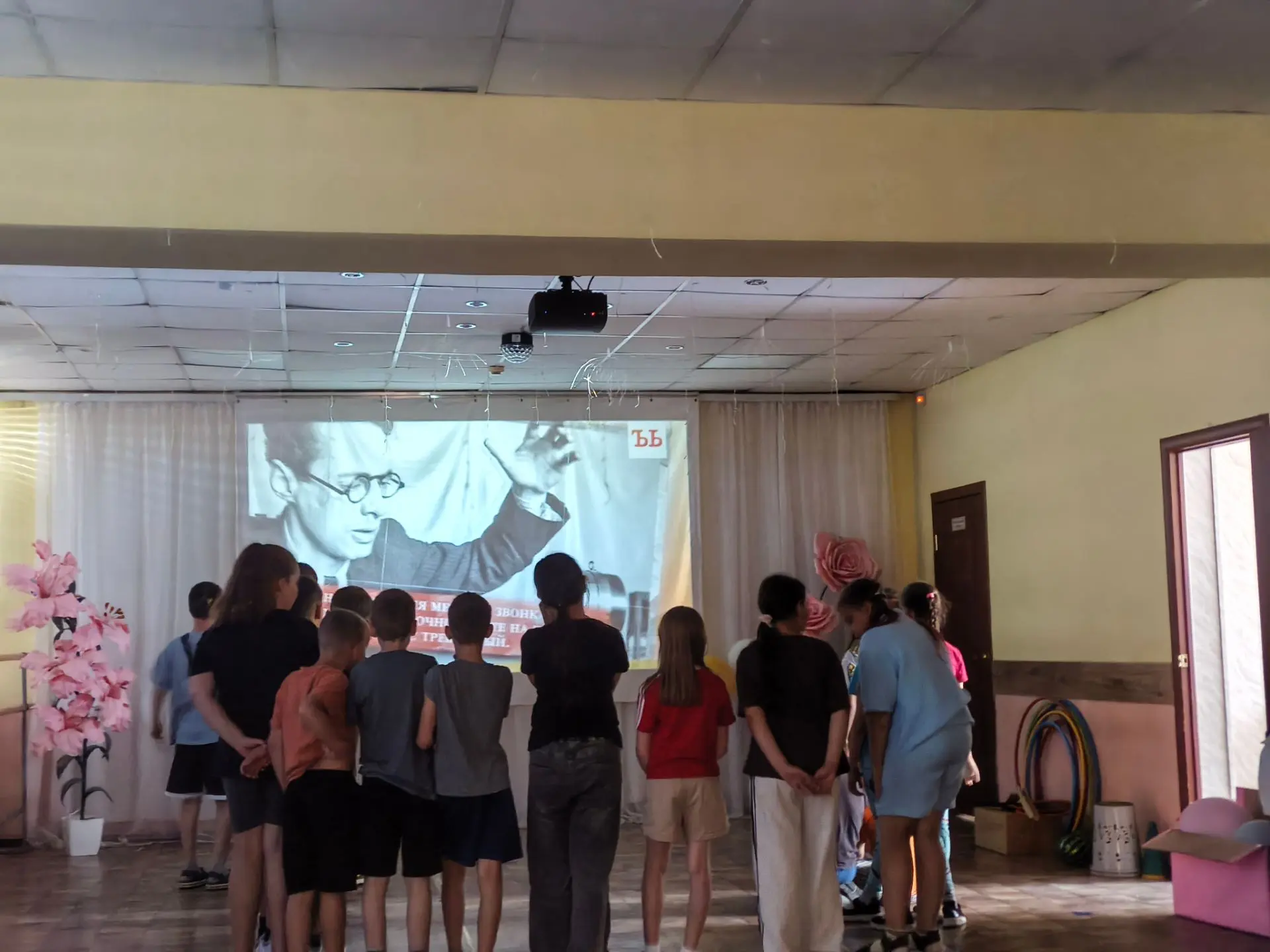 🌞 Утро в лагере началось с драйва, смекалки и патриотизма!

Сегодняшний день для наших отрядов был 