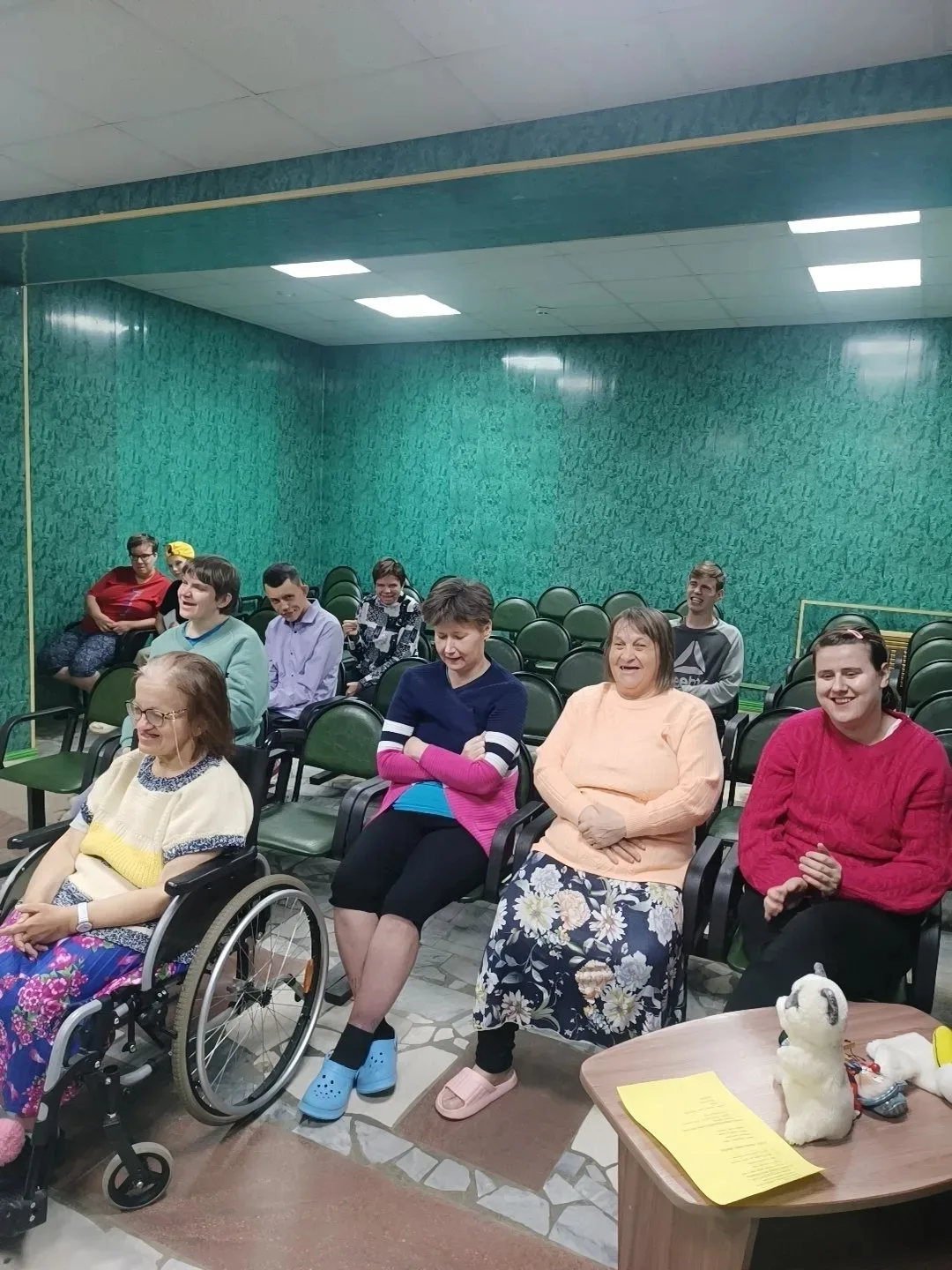 В ходе театрального занятия ребята выполняют специальные упражнения с воображаемыми пре...