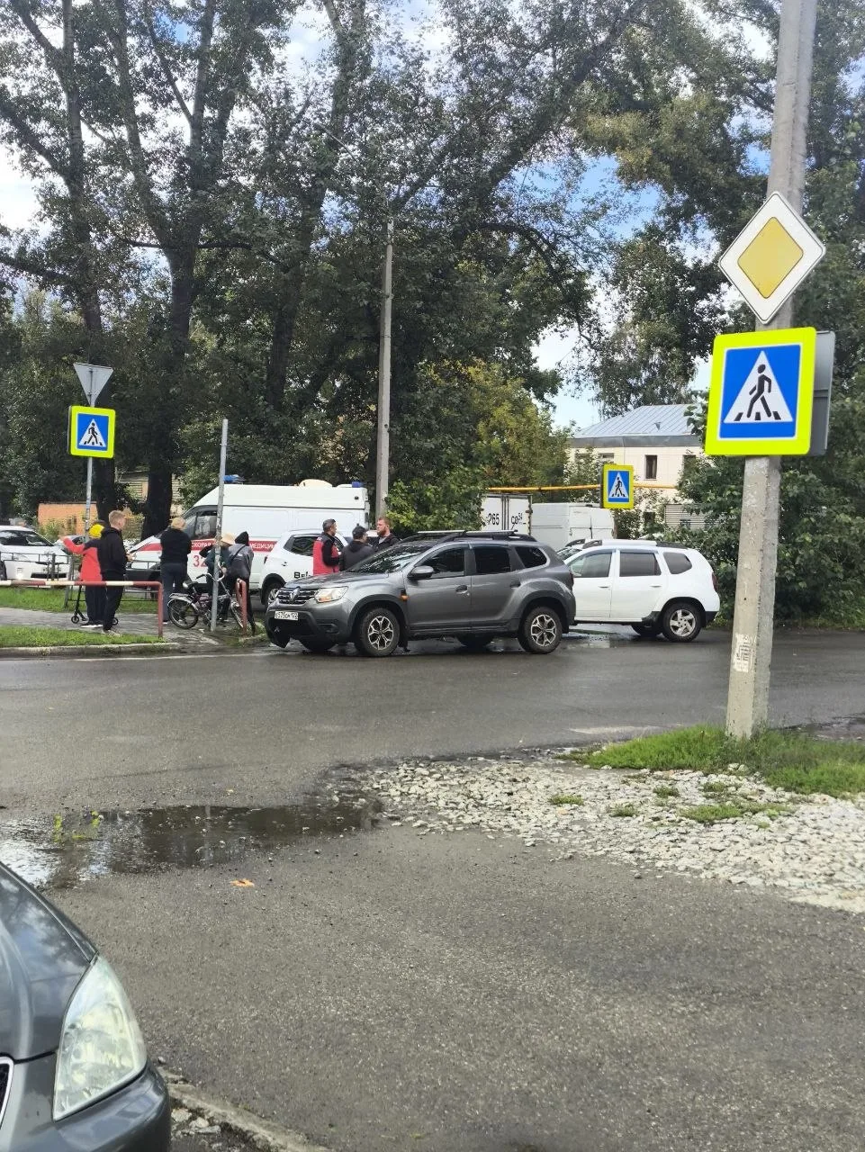 Авария на перекрестке 40 лет октября и Беляева. Пострадали 3 машины, приехали скорая и ...