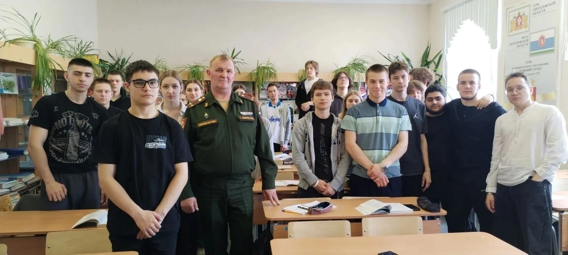🧑‍🎓 Для выпускников состоялась встреча по профориентации с представителем военкомата.