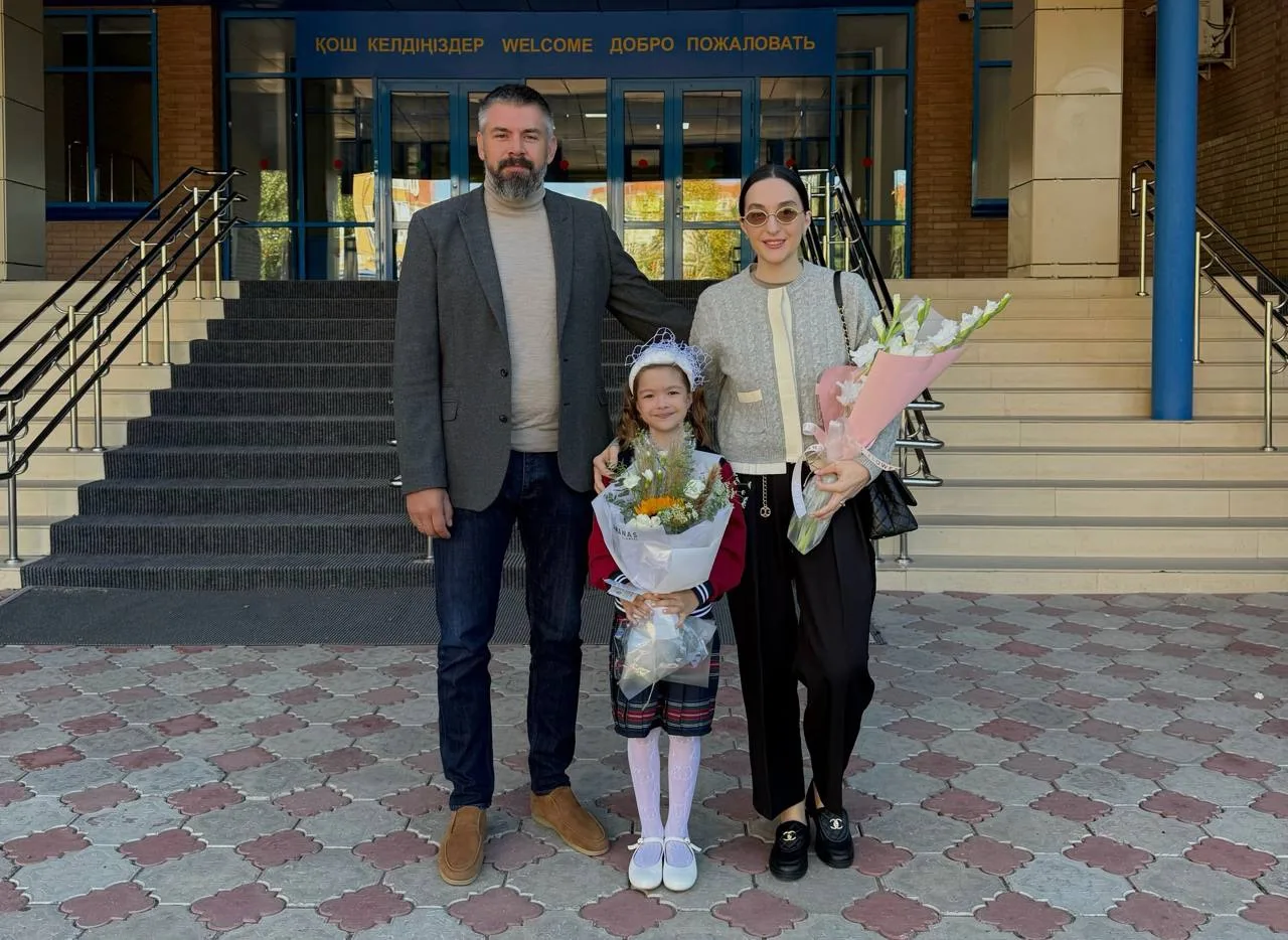 Сегодня все ведут детей в школу: линейки, бантики, цветы, торжественные фотографии и во...