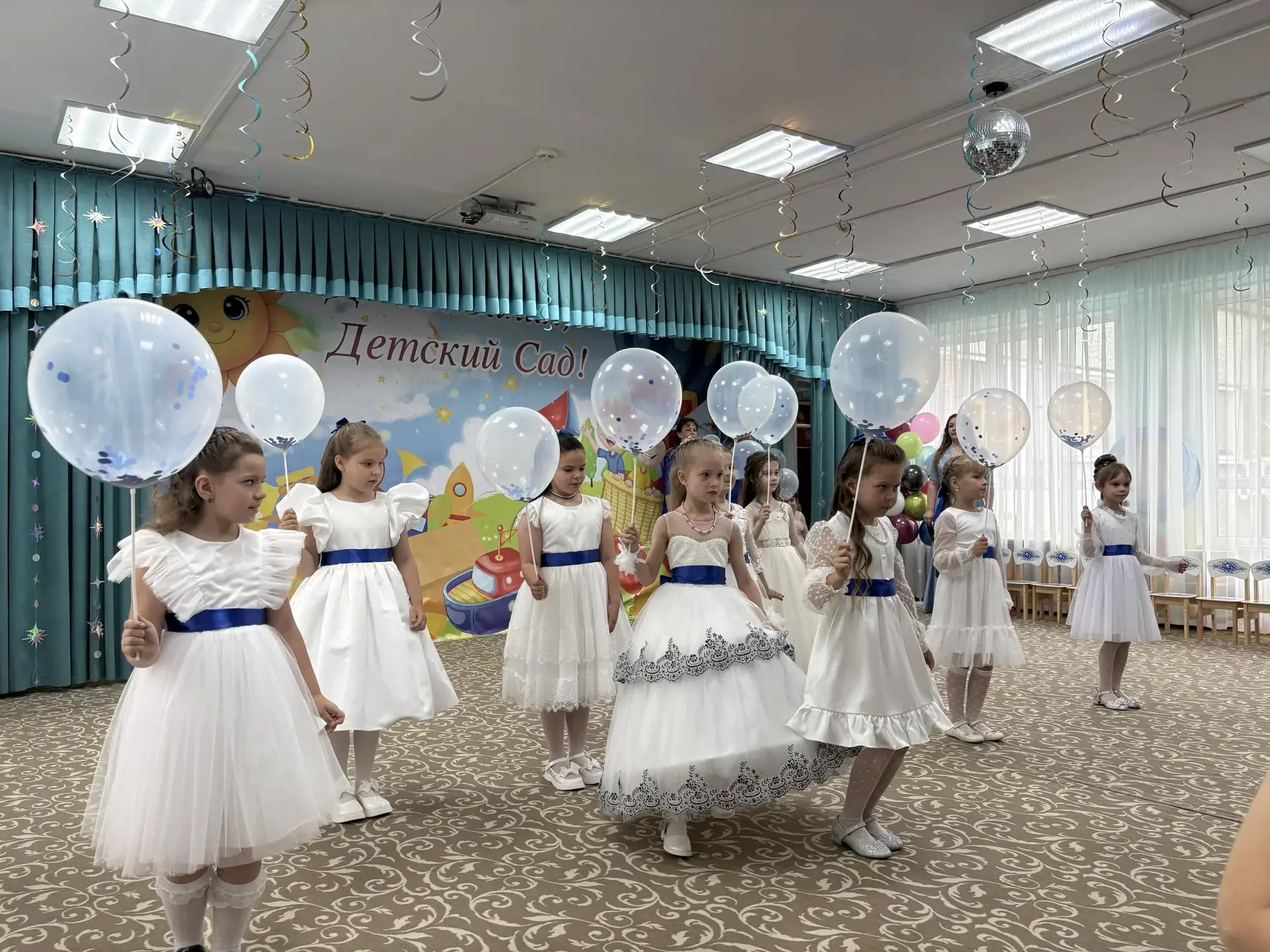 Вот и пролетели беззаботные годы, наполненные играми, сказками и первой дружбой. 28 мая в нашем детс