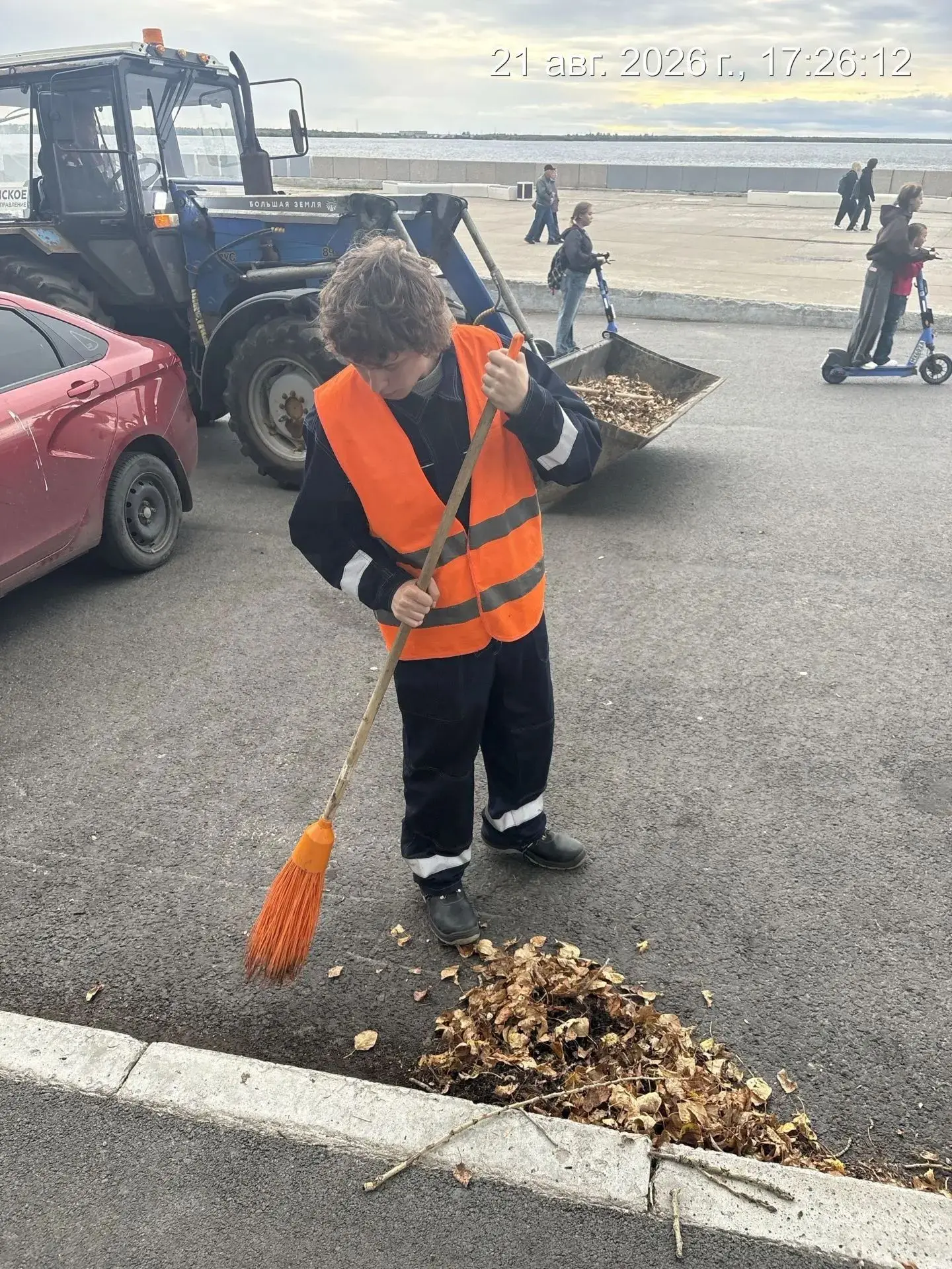 ☀️ В дневную смену с городских улиц вывезено 21 м³ грунтовых наносов и листьев.