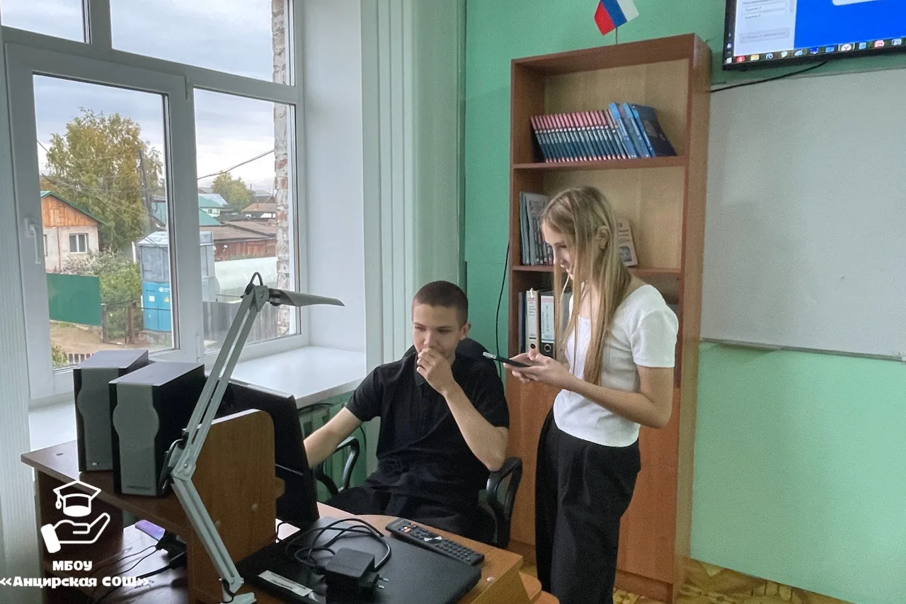 💻🚀 Шаг в IT-будущее: восьмиклассники пробуют свои силы в проекте «Код будущего»! 🌐✨