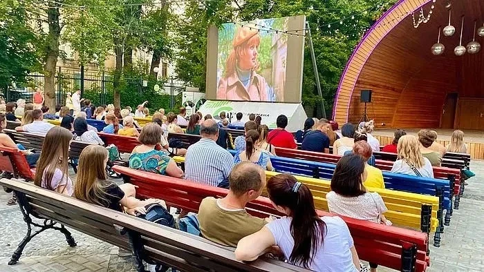 📽️ Бесплатные кинопоказы в саду имени Баумана!

✨Друзья, этим летом уличный экран рядом с историчес