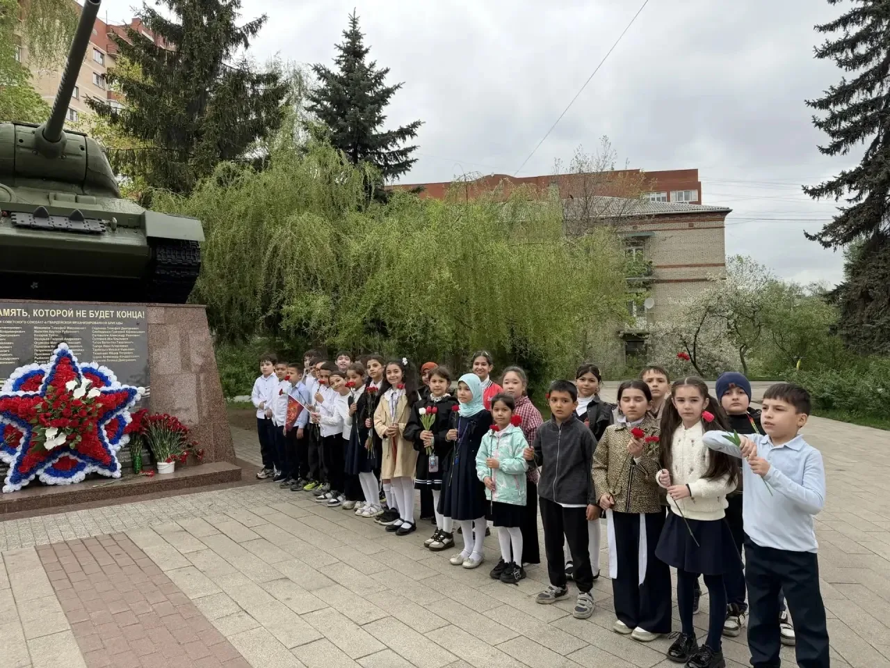 Сегодня наши ученики 2 «Д» и 2 «Е» классов с гордостью и уважением возложили цветы к памятнику героя