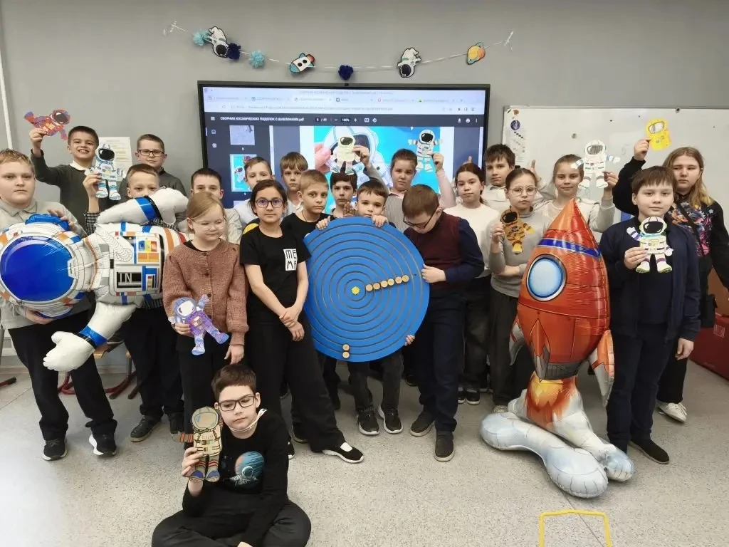 🚀Неделя космоса в нашей школе набирает обороты!   Ребята 4 «Э», 2 «В» и 1 «Ж» классов начальной школ