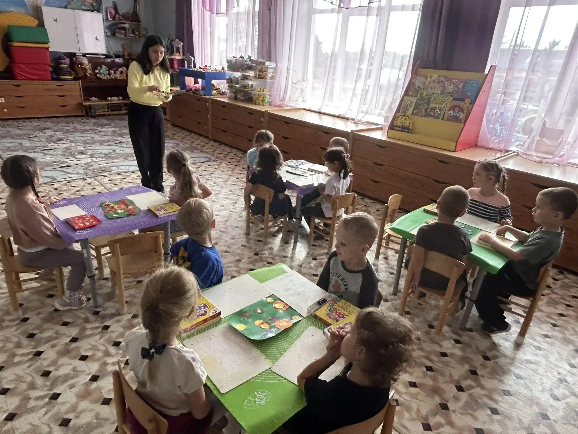 В средней группе «Почемучки» проведено занятие по предметной лепке. В ходе занятия восп...