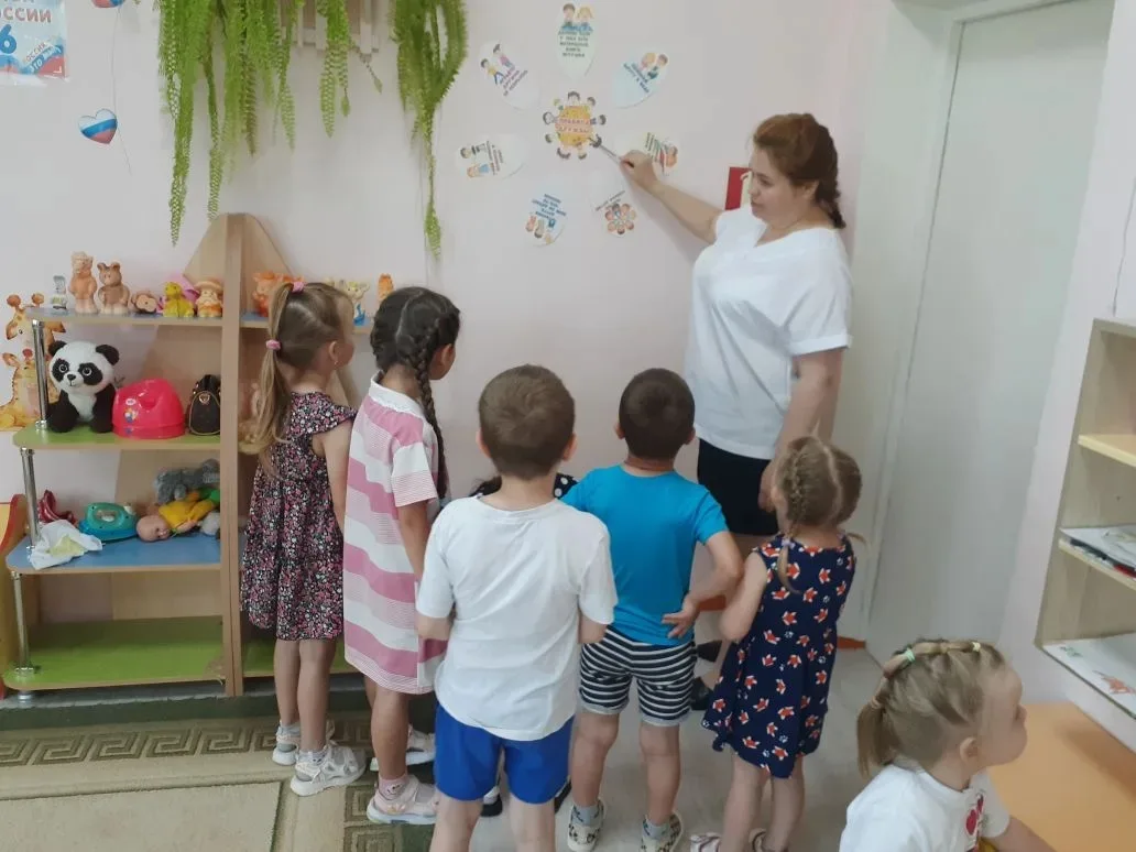 ✨ Международный день друзей!
Дети поговорили о дружбе, взялись за руки в «Круг дружбы», поиграли в «