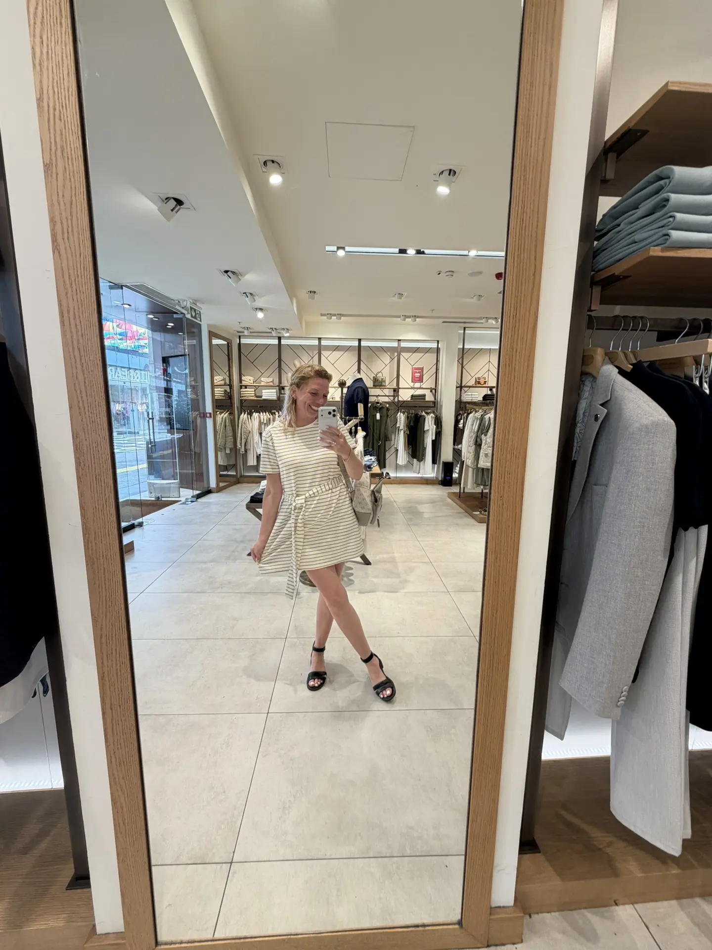 Люблю я это дело! 😁 Сегодня шопинг удался. 🥰 Купила себе платье, три рубашки в Pierre Cardin и две