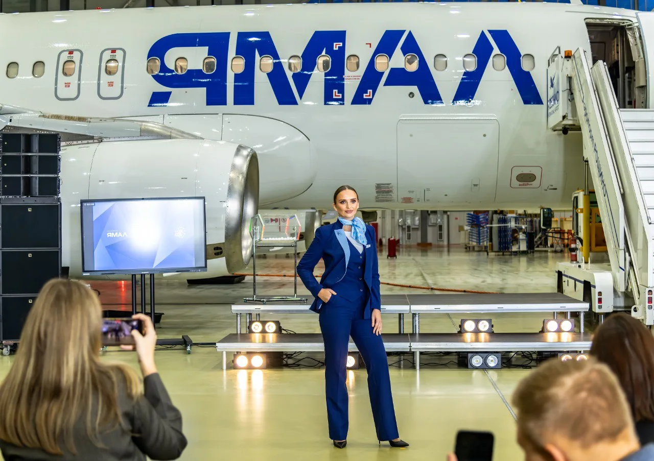 Стиль в небе ✈️  Вчера "превратили" авиационный ангар в арт-объект и устроили грандиозный показ ново