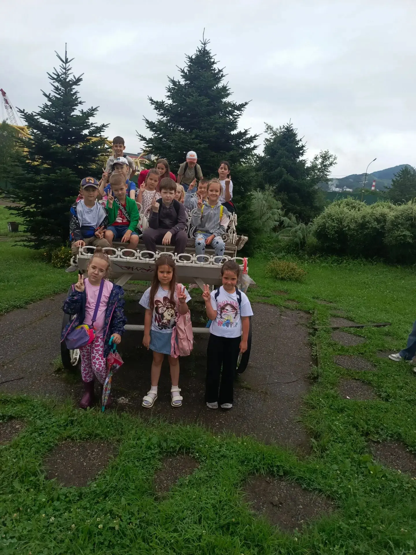 Дождь обошёл стороной — и отряды 1, 3 и 6 рванули гулять по Славянке! 🚶‍♀️🚶‍♂️