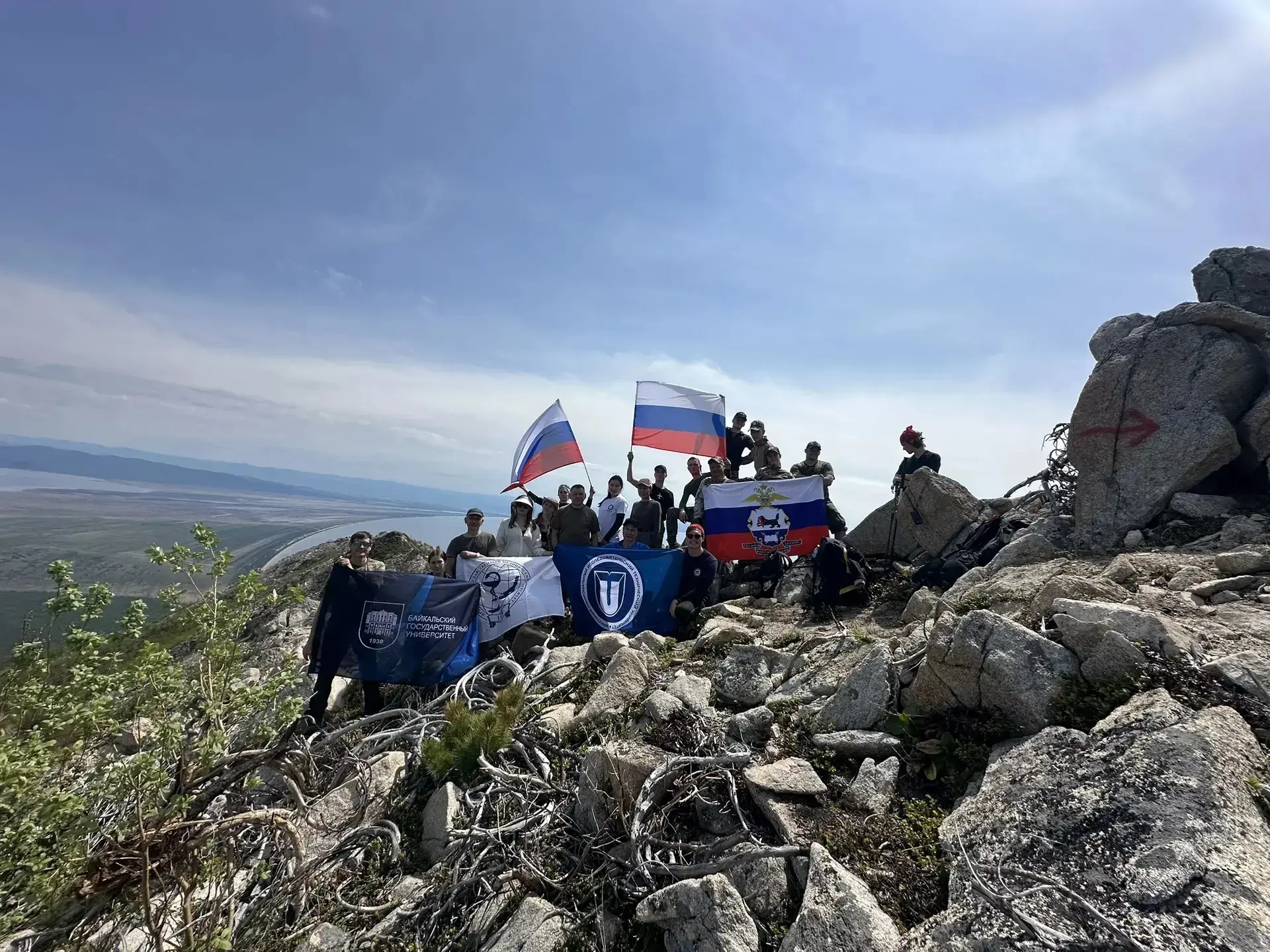 Команда иркутских вузов поздравляет с Днём России с вершины горы Маркова – высшей точки...