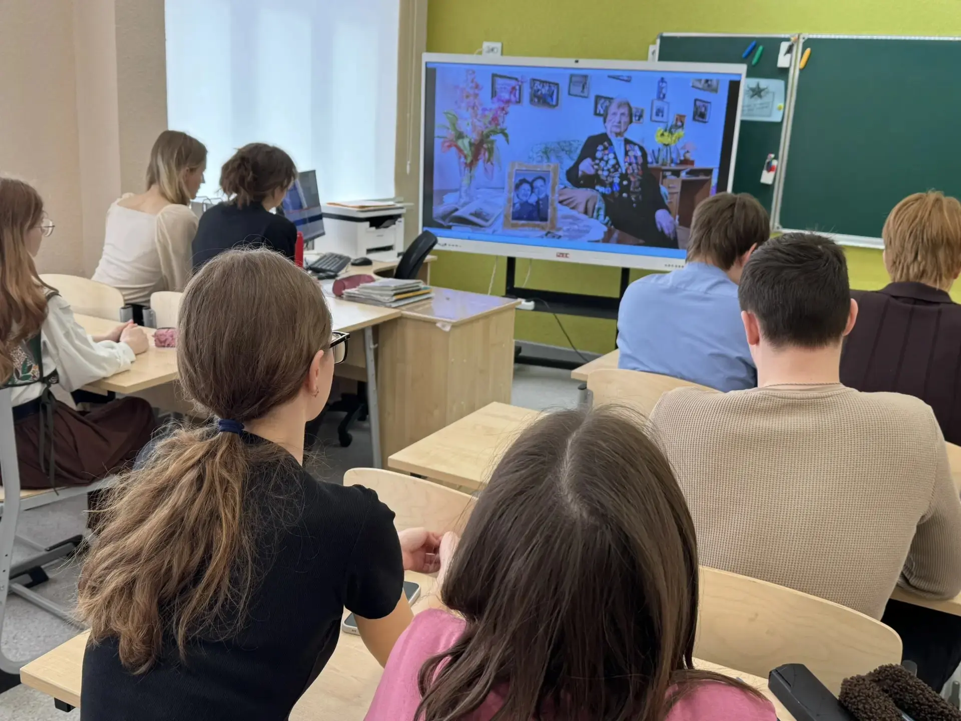 4 мая в МБОУ «Школа современного образования учебная началась с торжественной линейки , посвящённой 