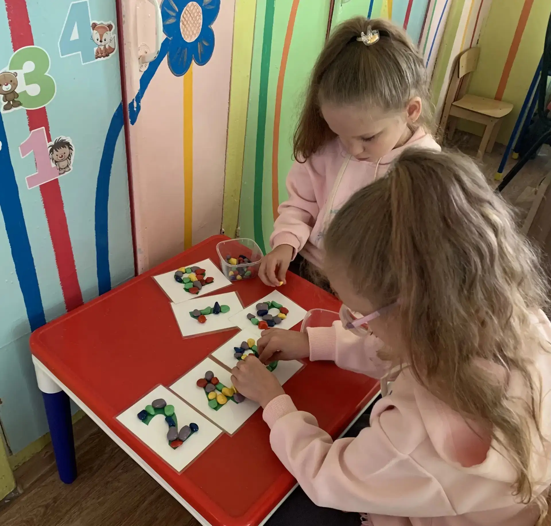 ✨ «Эти волшебные камешки» 

Сегодня группе детей 5–6 лет царила настоящая магия — мы играли с камешк