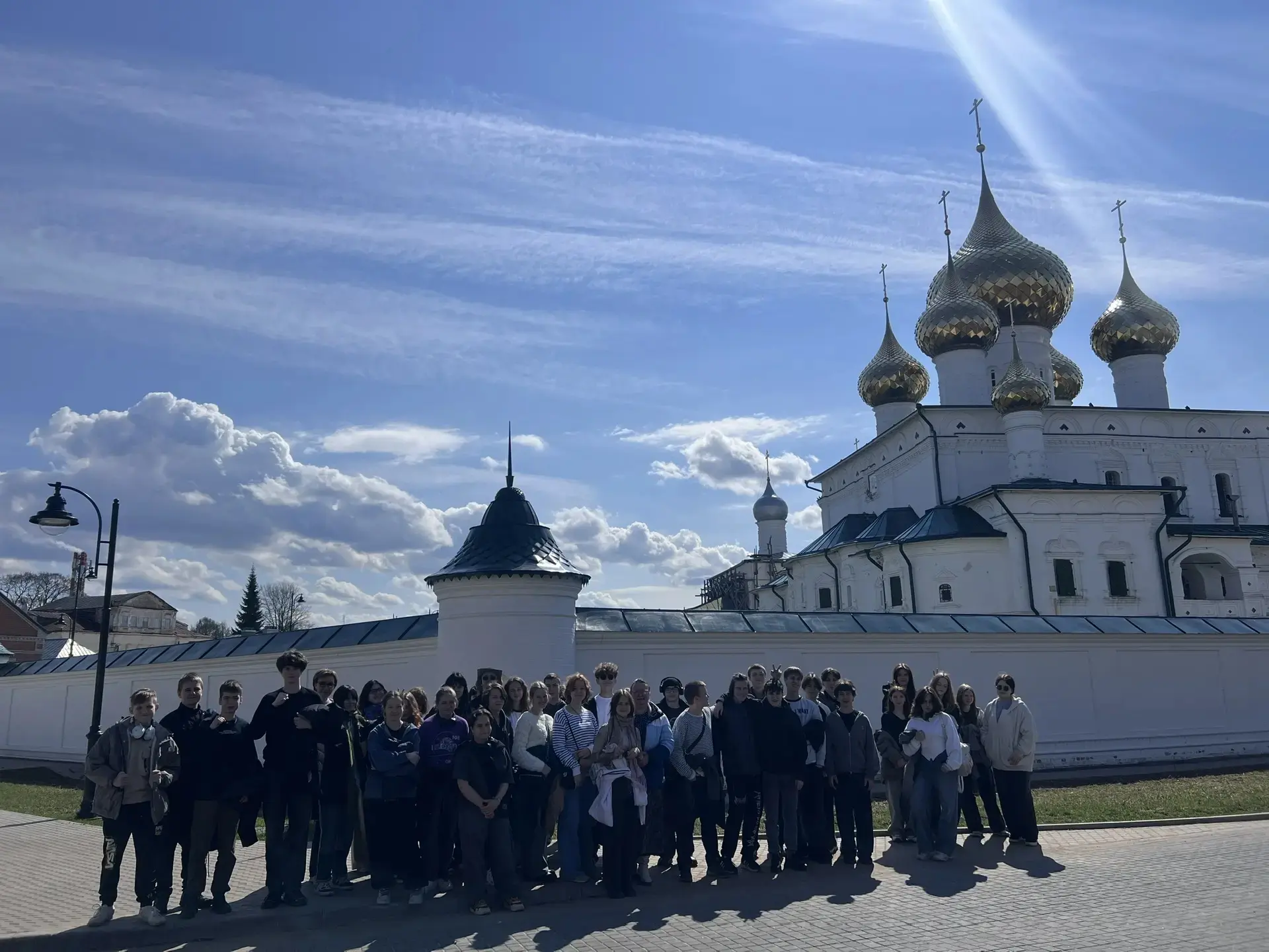 🧭 Путешествие в прошлое и настоящее: 8-е и 9-е классы в Угличе!   🏰 Наши ученики отправились в захва