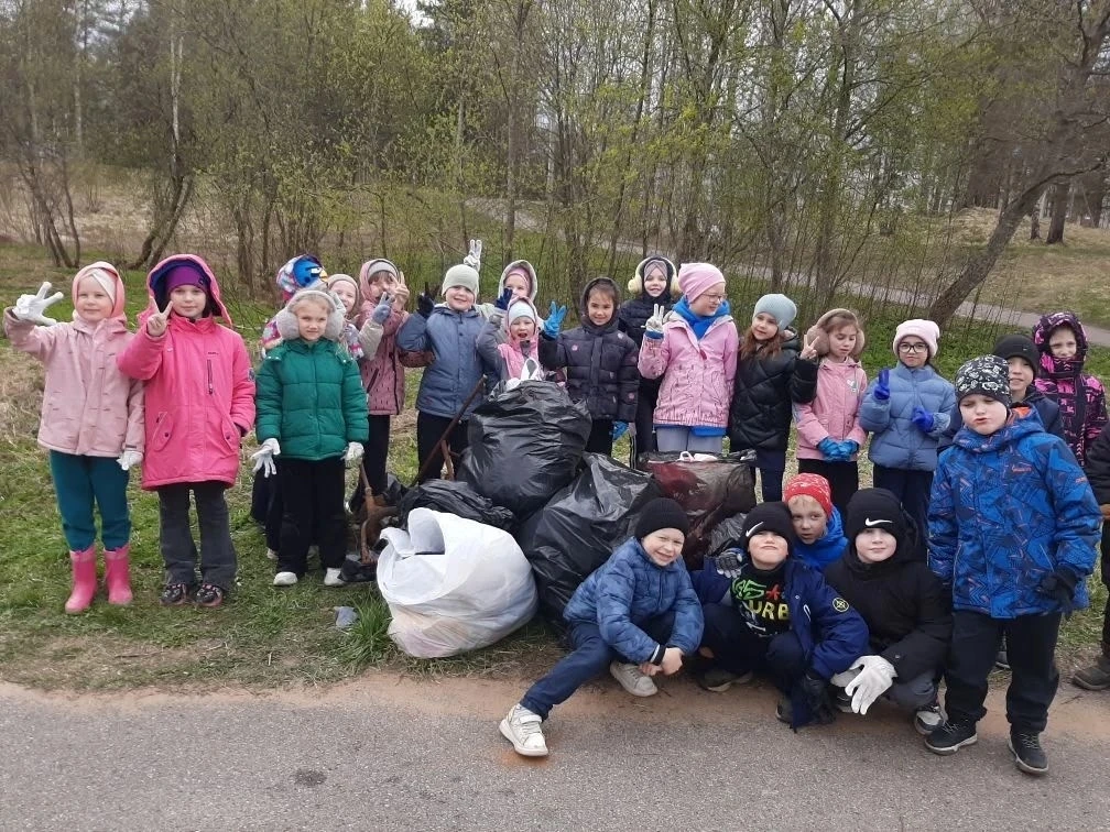 В рамках ежегодно проводимой акции «Чистая среда» в школе проведен субботник по уборке пришкольной т