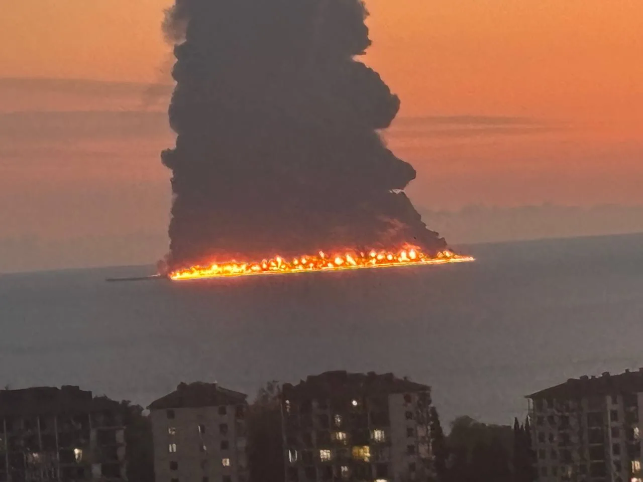 ❗️Крупный пожар на судне у берегов Сочи