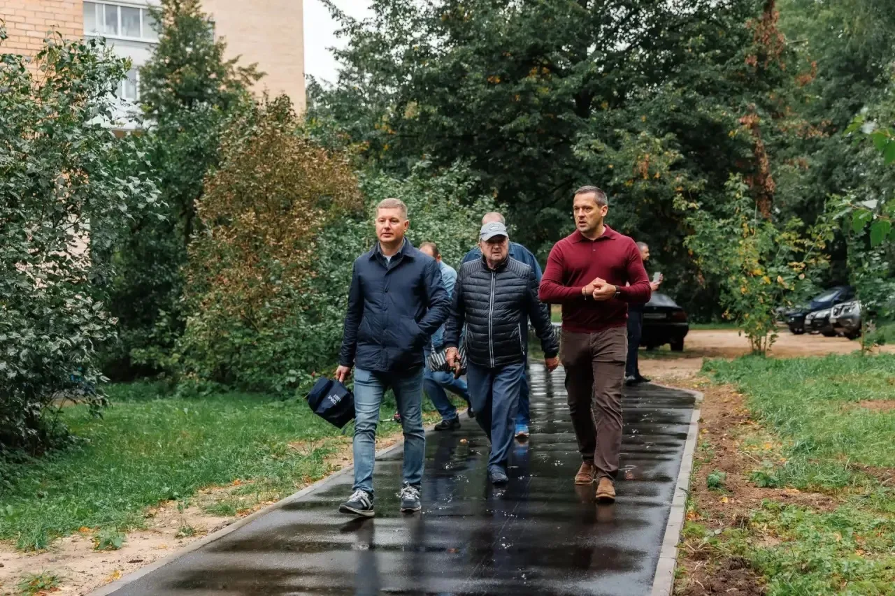 Утро начал с обхода города. Особое внимание уделил обустройству тротуаров